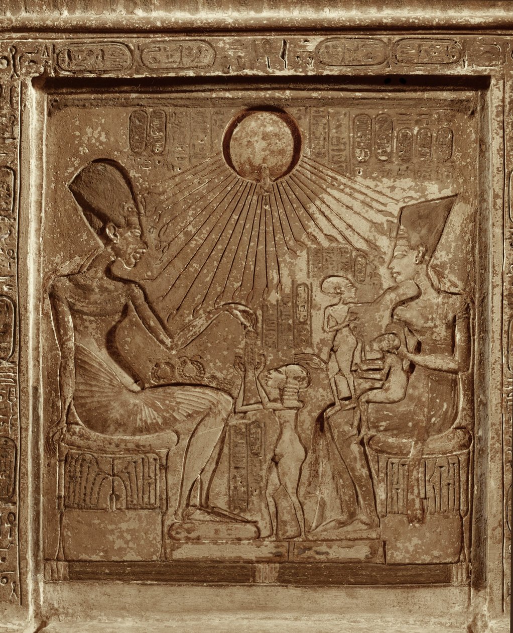 Život královské rodiny: Faraon Amenofis IVAchnaton, královna Nefertiti a 3 dcerysprejují ke slunci (reliéf) od Egyptian 18th Dynasty