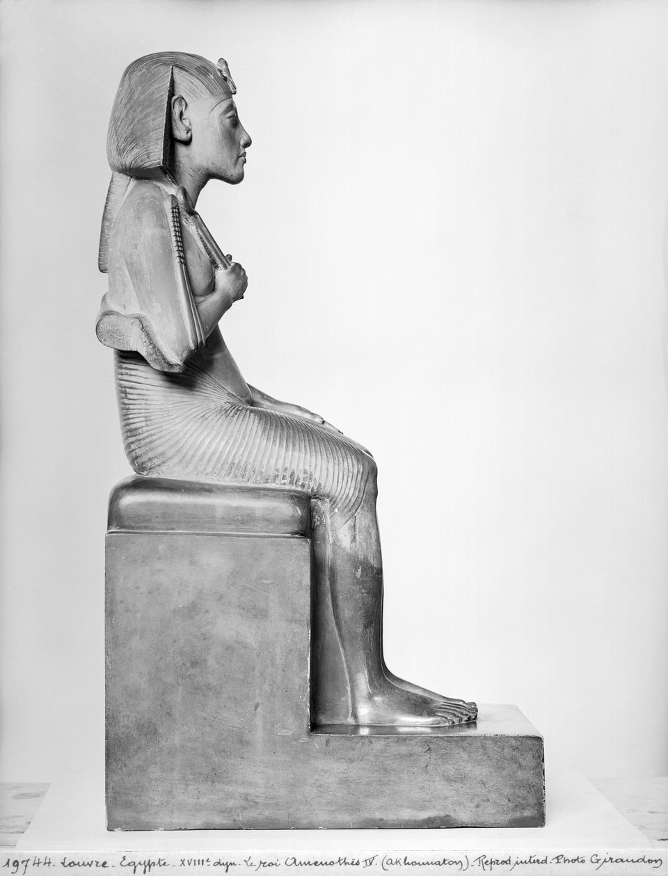 Sedící socha Amenophise IV. (Achnaton), Nová říše, cca 1375-1354 př. n. l. (steatit) od Egyptian 18th Dynasty