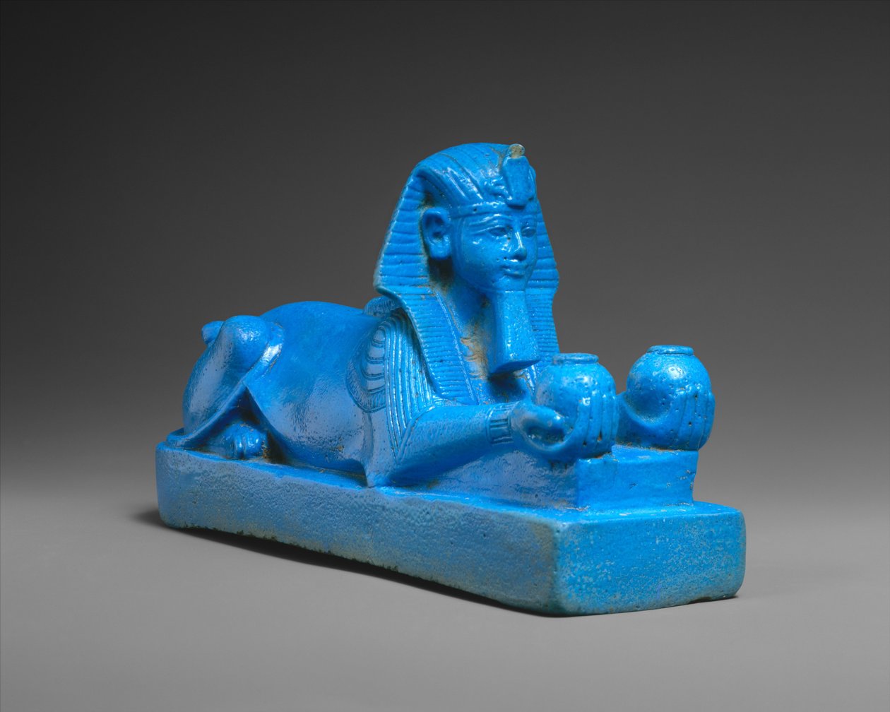 Sfinga Amenhotepa III., možná z modelu chrámu, asi 1390–1352 př. n. l. (fajáns se zbytky travertinu) od Egyptian 18th Dynasty