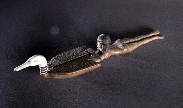 Lžíce se zploštělou rukojetí v podobě plavce, Nová říše, cca 1400 př. n. l. (dřevo a slonovina) (viz také 187051) od Egyptian 18th Dynasty