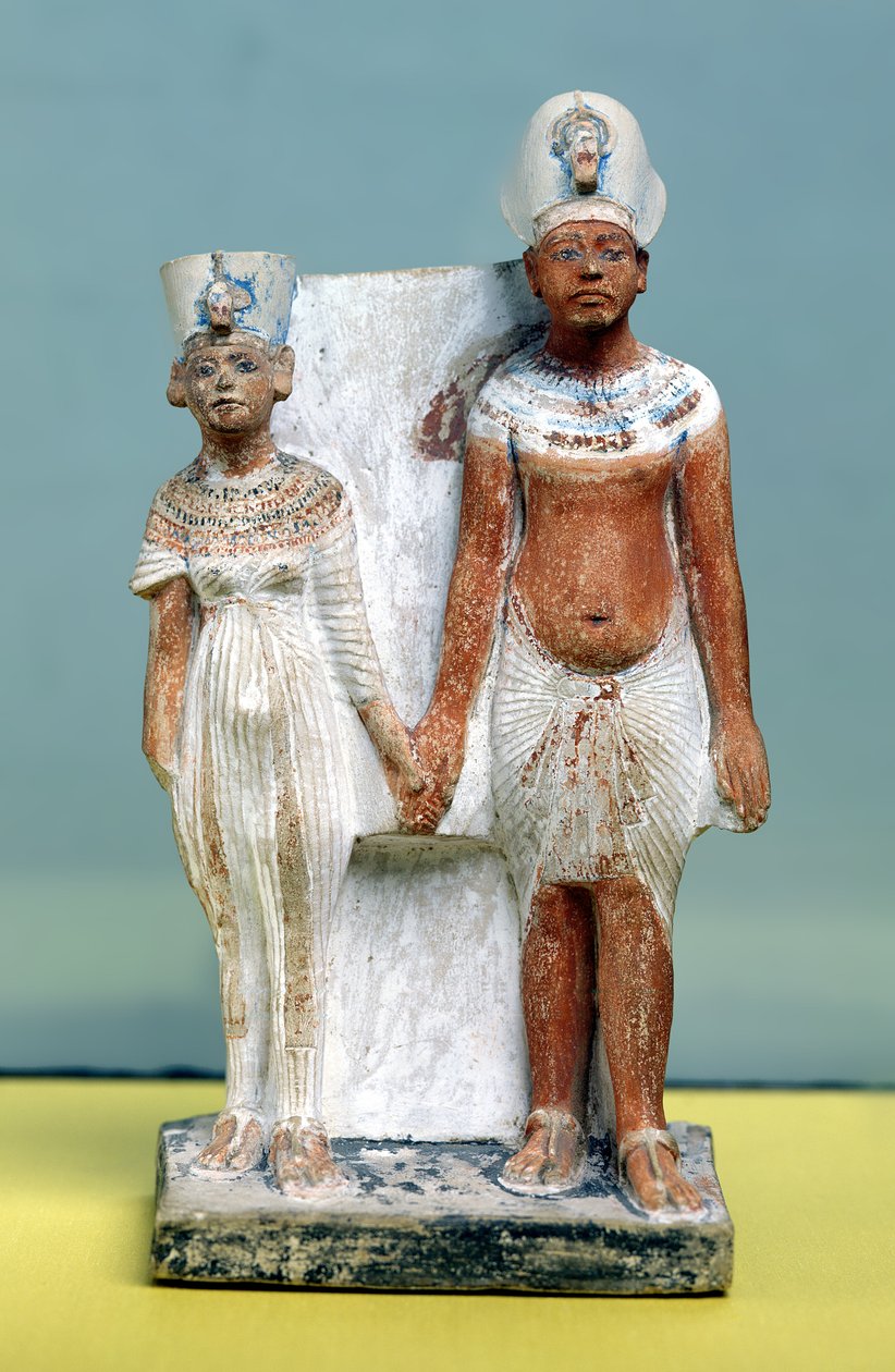 Soška Amenophis IV (Achnaton) a Nefertiti, z Tell el-Amarna, období Amarna, Nová říše, 1353-1337 př.nl (malovaný vápenec) (viz také 50764) od Egyptian 18th Dynasty