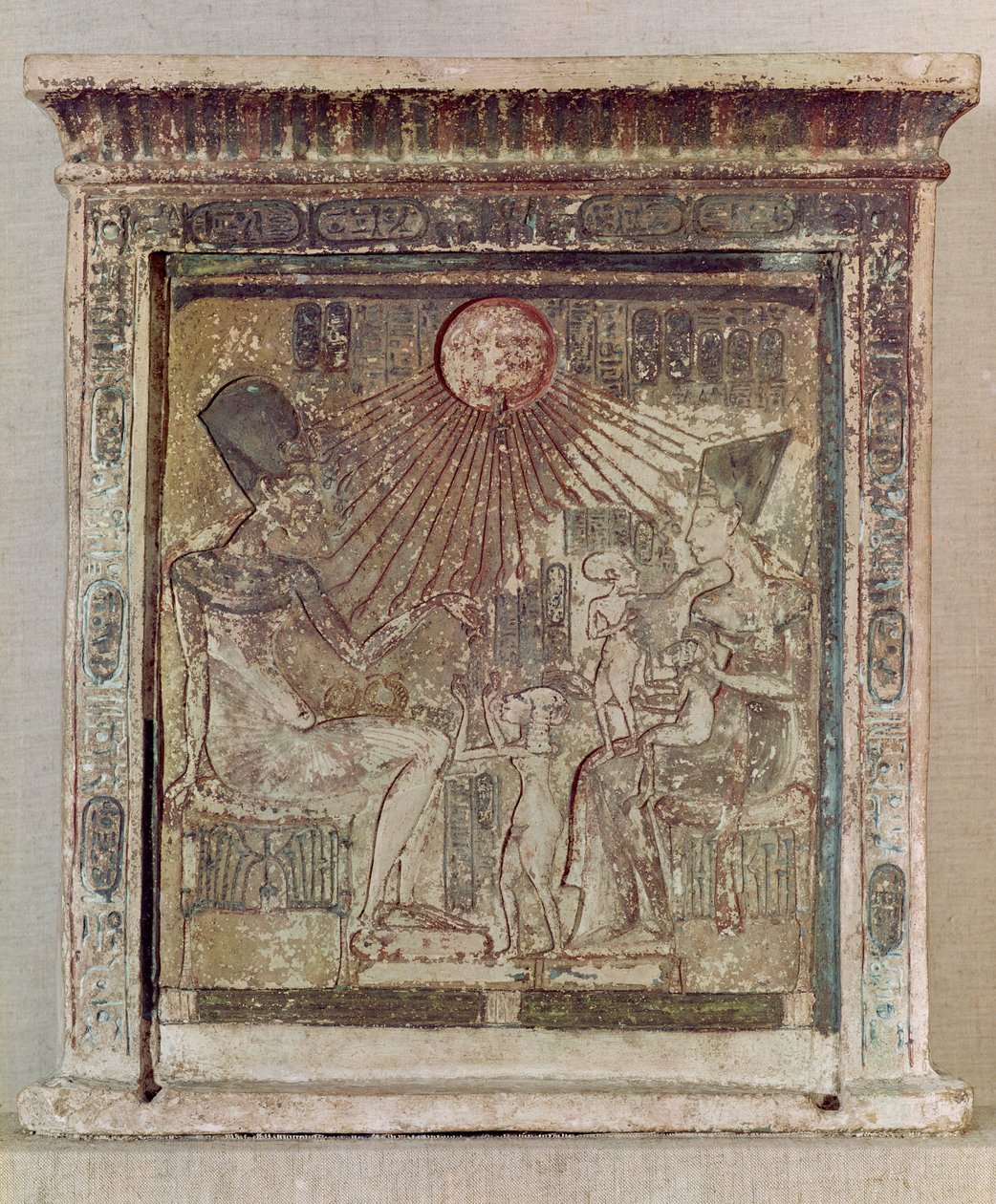 Stéla zobrazující Atona, který dává život a prosperitu Amenofisovi IV. (Achnatonovi) (asi 1352-1336 př. n. l.), jeho manželce Nefertiti a třem jejich dcerám, z Tell el-Amarny, Nová říše, asi 1353-1337 př. n. l. (lim.) od Egyptian 18th Dynasty