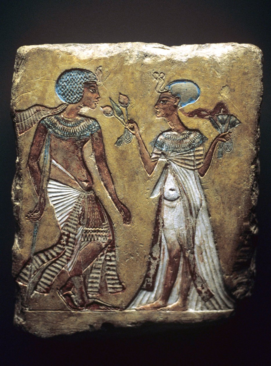 Procházka v zahradě, reliéf zobrazující Tutanchamona a jeho manželku Ankhesenamun, Nová říše, cca 1330 př. n. l. (malovaný vápenec) od Egyptian 18th Dynasty