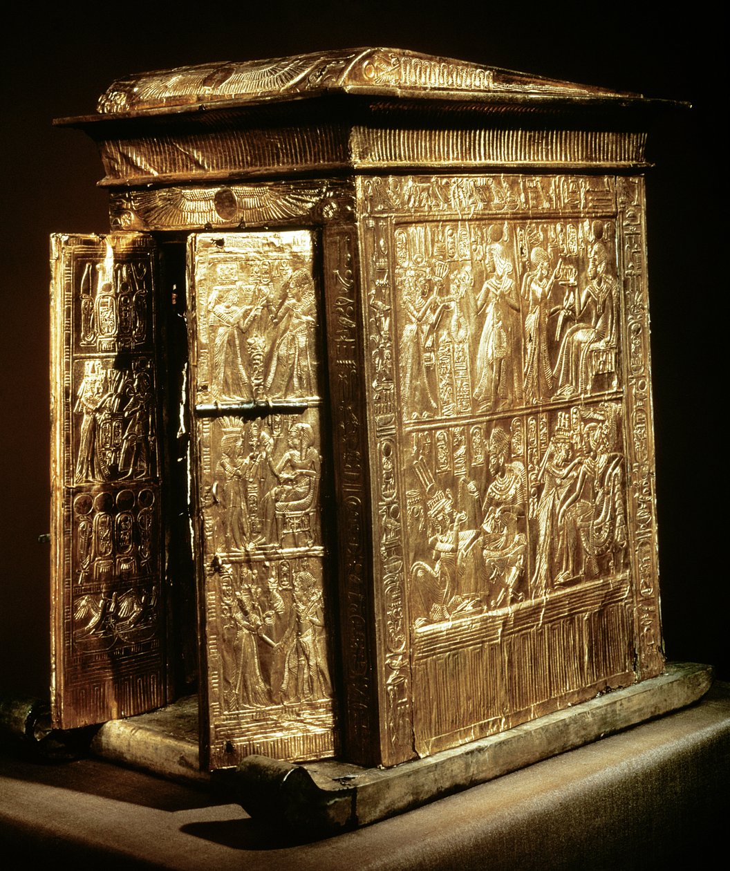 Zlatá svatyně Tutanchamona (asi 1370-52 př. n. l.) Nová říše (dřevo překryté gessem pokrytým plátovým zlatem) od Egyptian 18th Dynasty