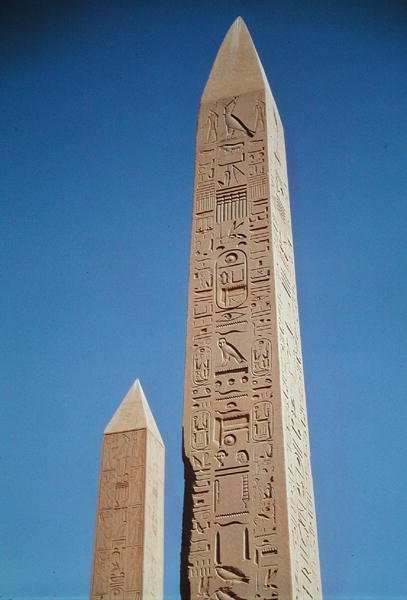 Obelisky Tuthmosis I (1504-1492 př.nl) a Hatšepsut (1473-1458 př.nl) ve Velkém Amunově chrámu v Nové říši od Egyptian 18th Dynasty