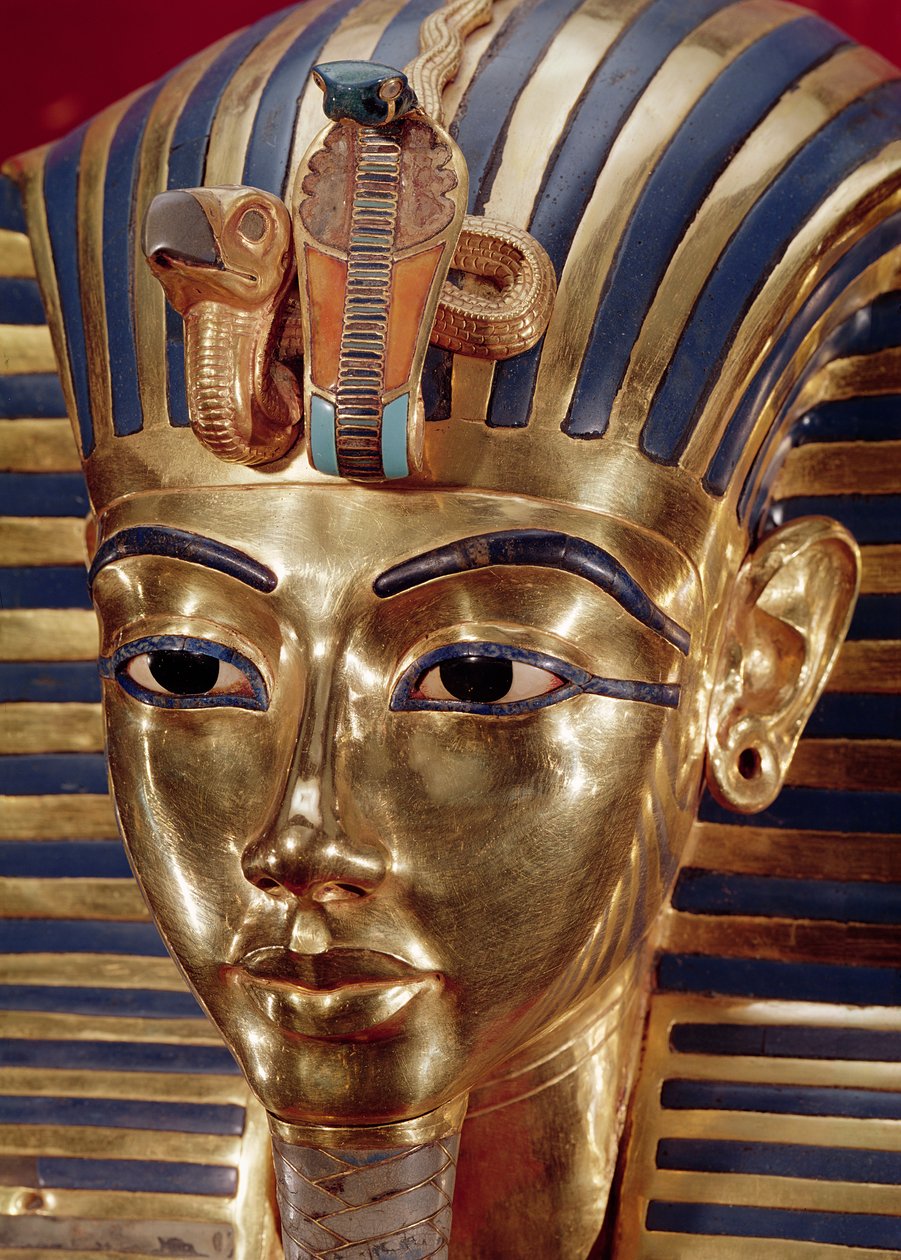 Zlatá maska z Tutanchamonova pokladu (asi 1370-52 př.nl) asi 1340 př.nl (zlato vykládané polodrahokamy) (viz také 149421 & 3981) od Egyptian 18th Dynasty