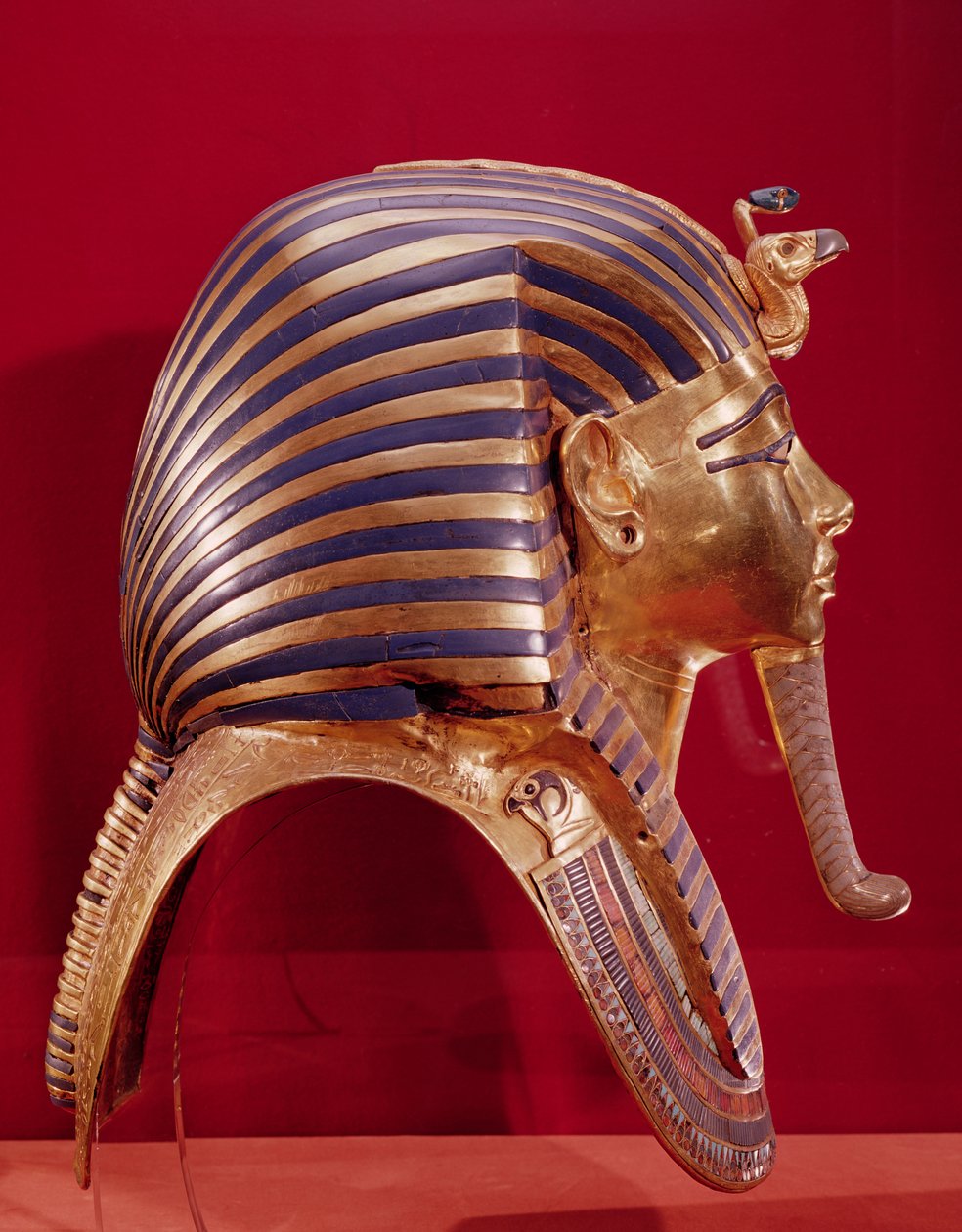 Zlatá maska z Pokladu Tutanchamona (asi 1370-52 př.nl) asi 1340 př.nl (zlato vykládané polodrahokamy) (viz 184085 pro opačnou stranu) od Egyptian 18th Dynasty