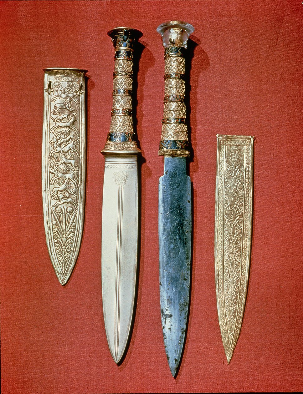 Dvě královské dýky z Tutanchamonovy hrobky (asi 1370-52 př. n. l.) Nová říše (zlato a železo) od Egyptian 18th Dynasty