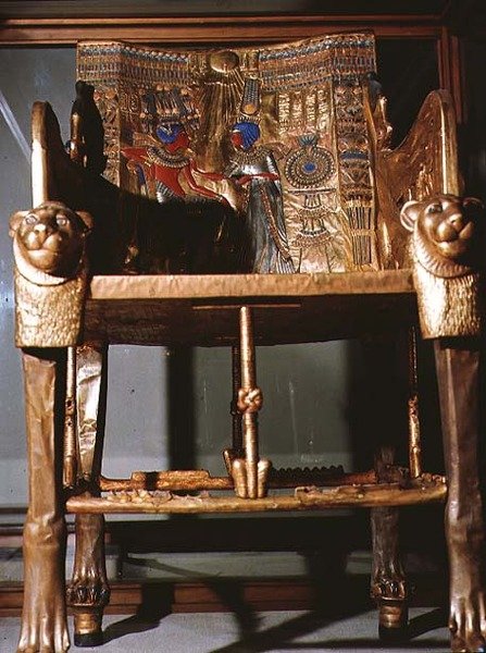Tutanchamonův trůn, zobrazující sedícího krále a královnu, která mu nabízí vázu, z hrobky Tutanchamona v Údolí králů v Thébách, cca 1361-52 př. n. l. (pozlacené dřevo) od Egyptian 18th Dynasty
