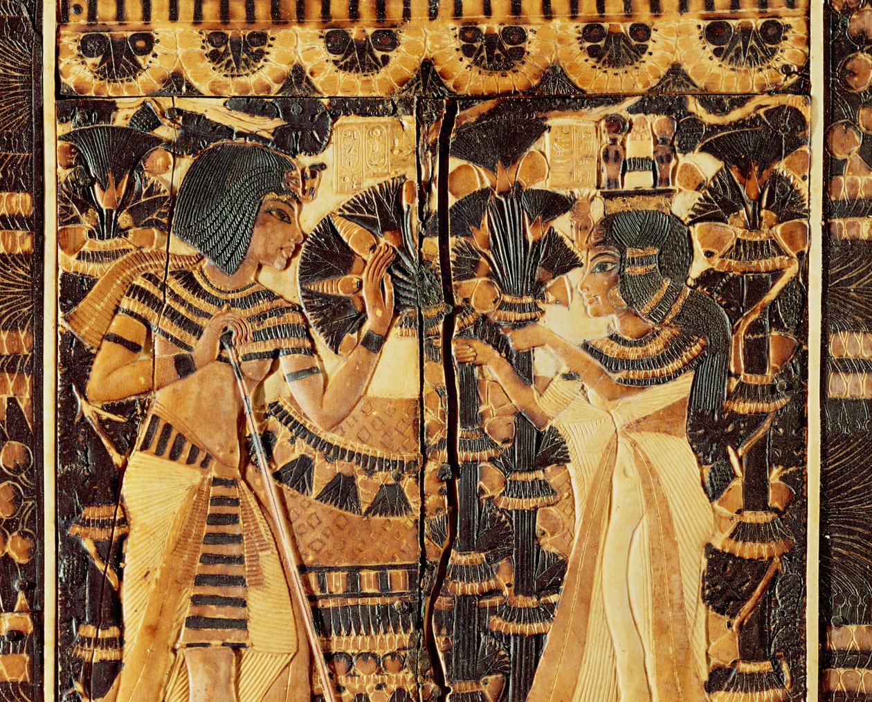 Horní panel z truhly, z hrobky Tutanchamona, Nová říše (dřevo, bronz, slonovina a barevná glazura) od Egyptian 18th Dynasty