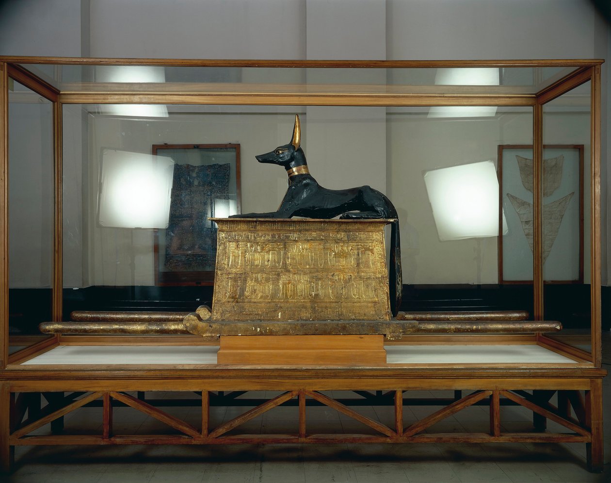 Tutanchamonův poklad, dřevěná soška šakala boha Anubise na pozlacené truhle z Nové říše od Egyptian 18th Dynasty