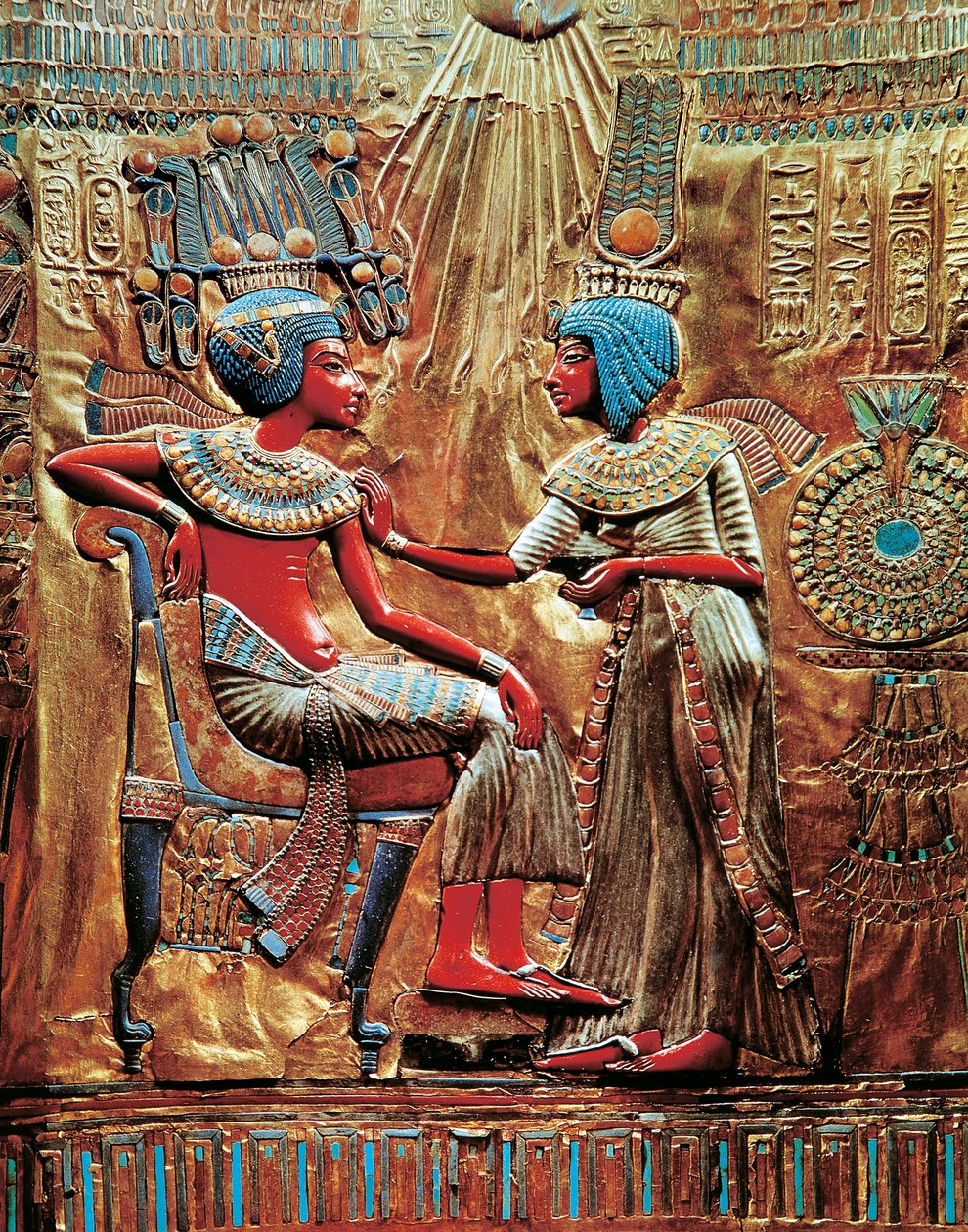 Tutanchamon a jeho žena Ankhesenamon chráněná slunečním kotoučem na trůnu, z Tutanchamonova pokladu od Egyptian 18th Dynasty
