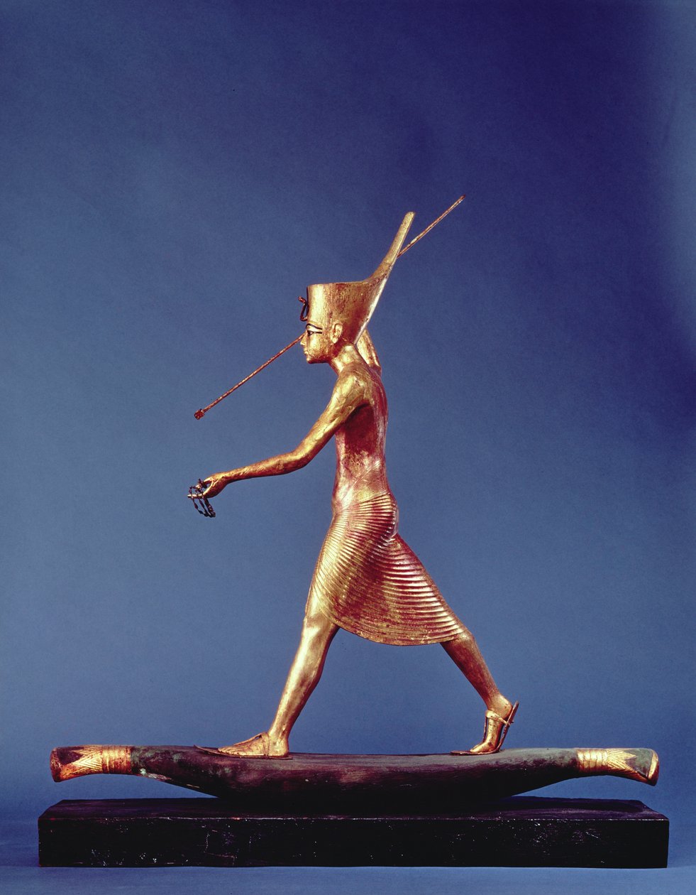 Tutanchamon (C.1370-1352 př.nl) harpunář, z hrobky Tutanchamona, Nová říše (pozlacené dřevo) (viz také 3977 & 120779) od Egyptian 18th Dynasty