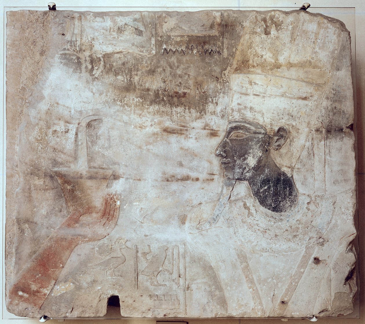 Tuthmosis III (asi 1479-1425 př.nl) nabízející kadidlo bohu Amunovi z chrámu Satet v Elephantine, Nová říše (malovaný pískovec) od Egyptian 18th Dynasty