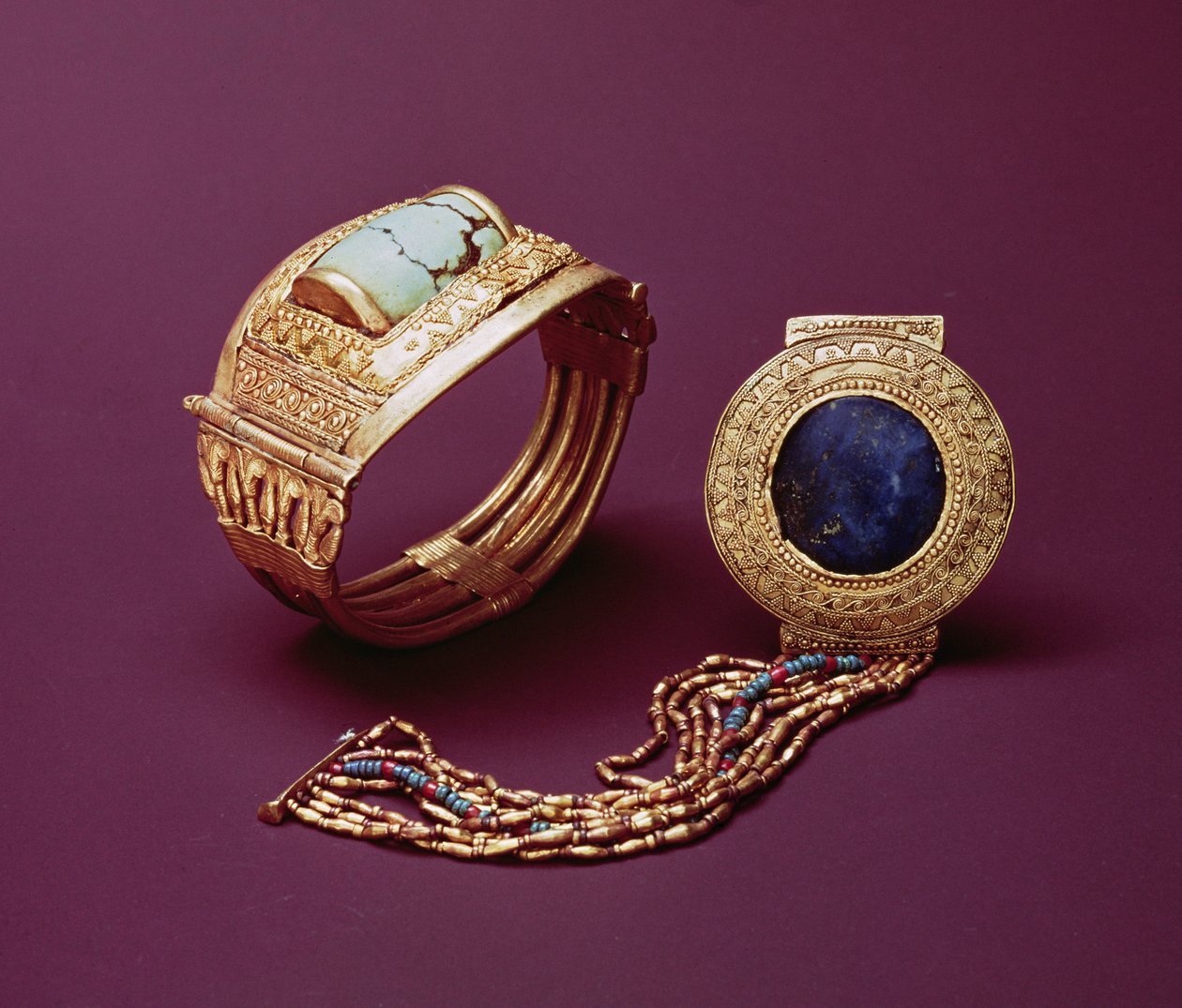 Dva náramky, z hrobky Tutanchamona (asi 1370-1352 př.nl) Nová říše (zlato) od Egyptian 18th Dynasty