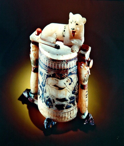 Nemastná nádoba s postavou krále jako lva, z hrobky Tutanchamona, Nová říše (malovaný alabastr) (viz také 148194) od Egyptian 18th Dynasty