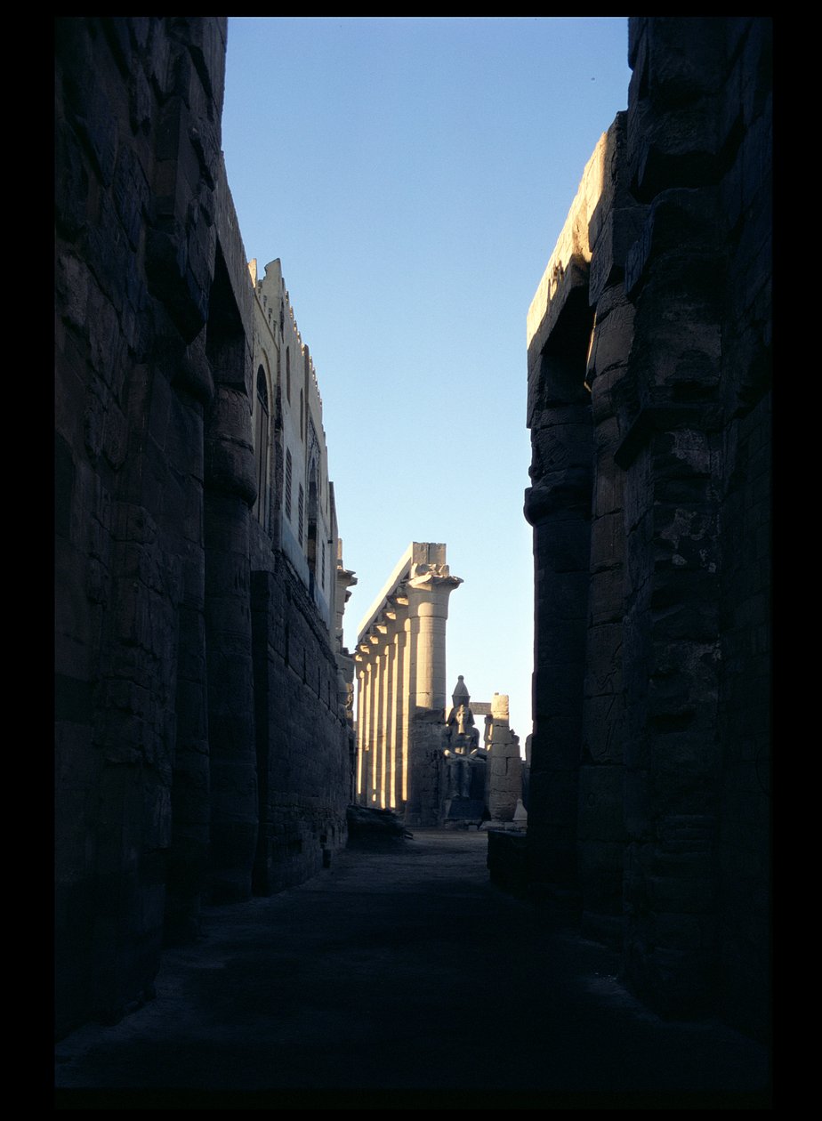Pohled ze dvora Ramesse II na kolonádu Amenophis III (1403-1365 př.nl) Nová říše od Egyptian 18th Dynasty