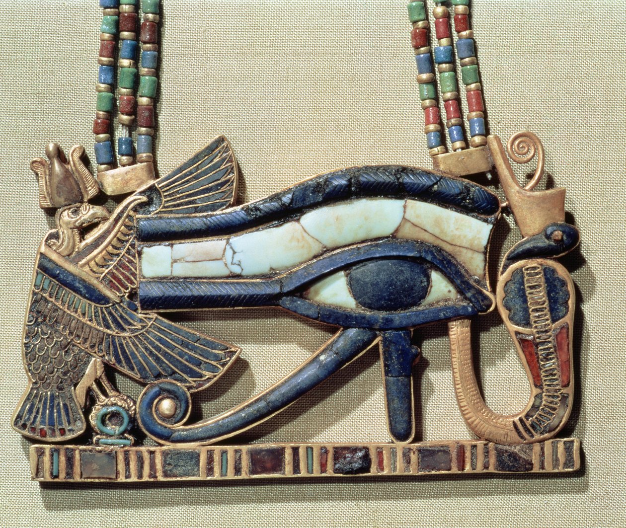 Wedjet oko pektorál, z hrobky Tutanchamona (asi 1370-52 př.nl) Nová říše (zlatá cloisonne se skleněnou pastou) (viz také 228564) od Egyptian 18th Dynasty