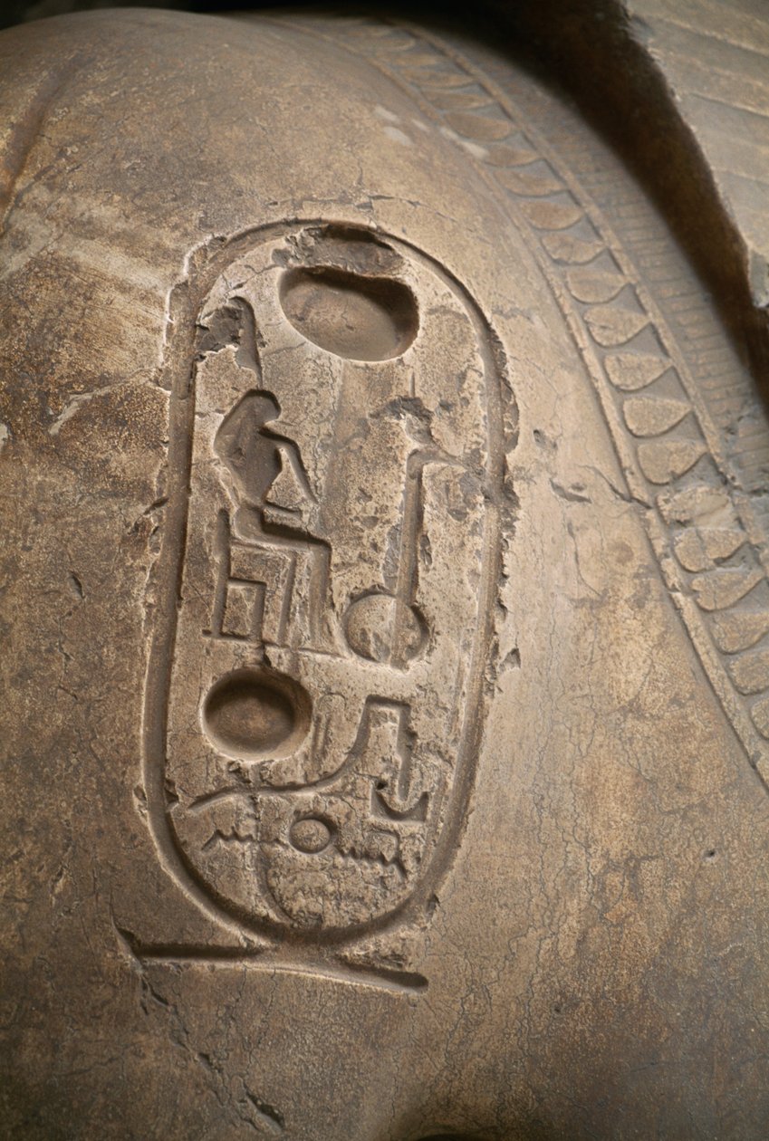 Kartuše na paži, rytina z Kolosu Ramsese II., Memfis (Seznam světového dědictví UNESCO) od Egyptian 19th Dynasty