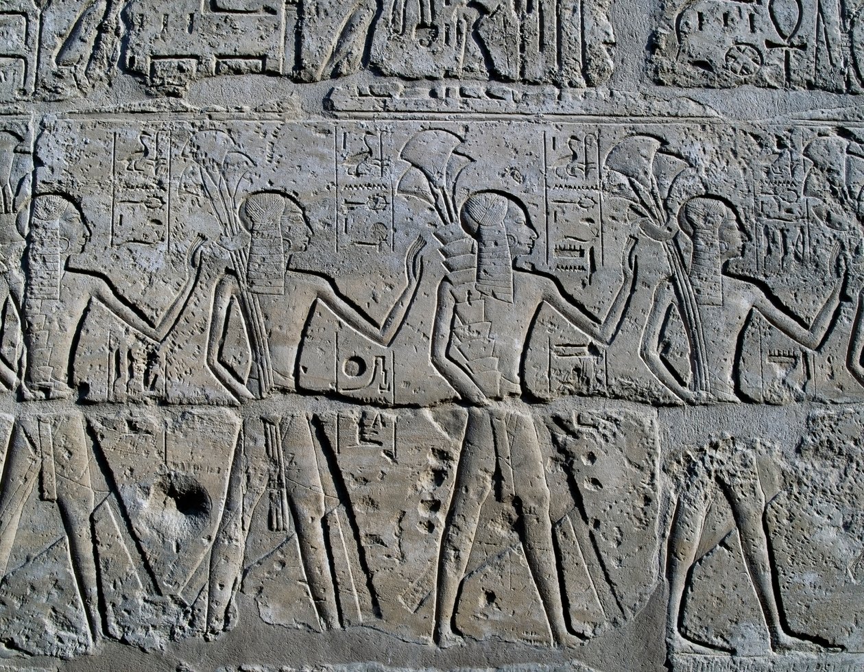 Postavy symbolizující důlní revíry přinášející své dary bohu, reliéf, nádvoří Ramsese II., Amonův chrám (Seznam světového dědictví UNESCO) od Egyptian 19th Dynasty