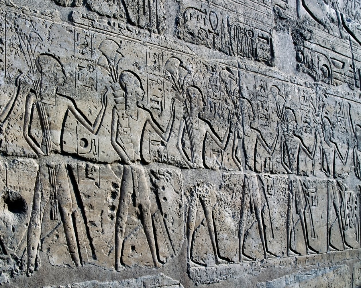 Postavy symbolizující důlní revíry přinášející své dary bohu, reliéf, nádvoří Ramsese II., Amonův chrám (Seznam světového dědictví UNESCO) od Egyptian 19th Dynasty