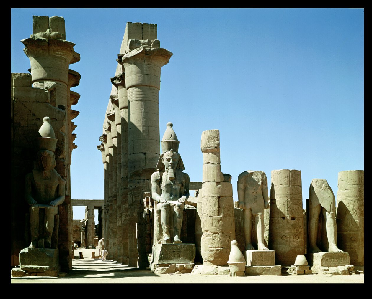 Kolosy Ramesse II (asi 1279-1213 př.nl) a pylon Amenophis III (1403-1365 př.nl), na dvoře Peristyle od Egyptian 19th Dynasty
