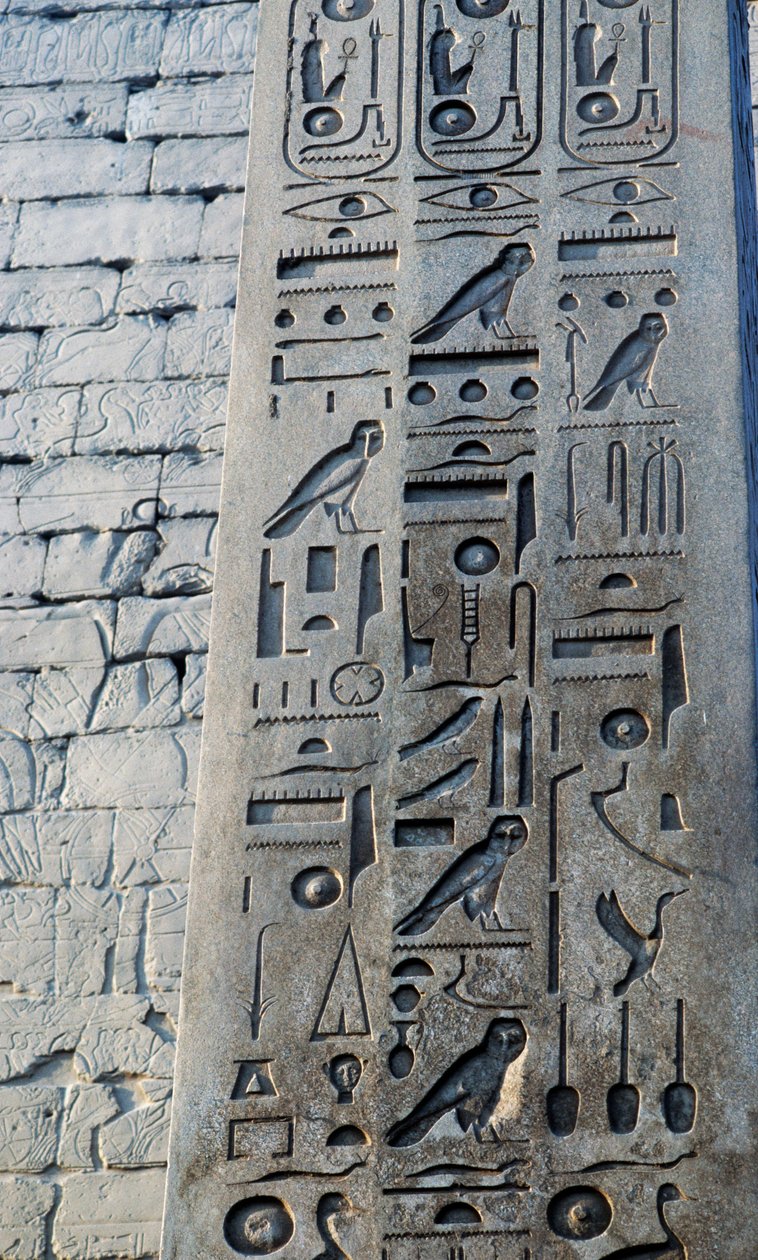 Detail růžového žulového obelisku, výška 25 metrů, objednavatel Ramesse II, Amonův chrám, chrámový komplex v Karnaku, Luxor, Théby (světové dědictví UNESCO) od Egyptian 19th Dynasty