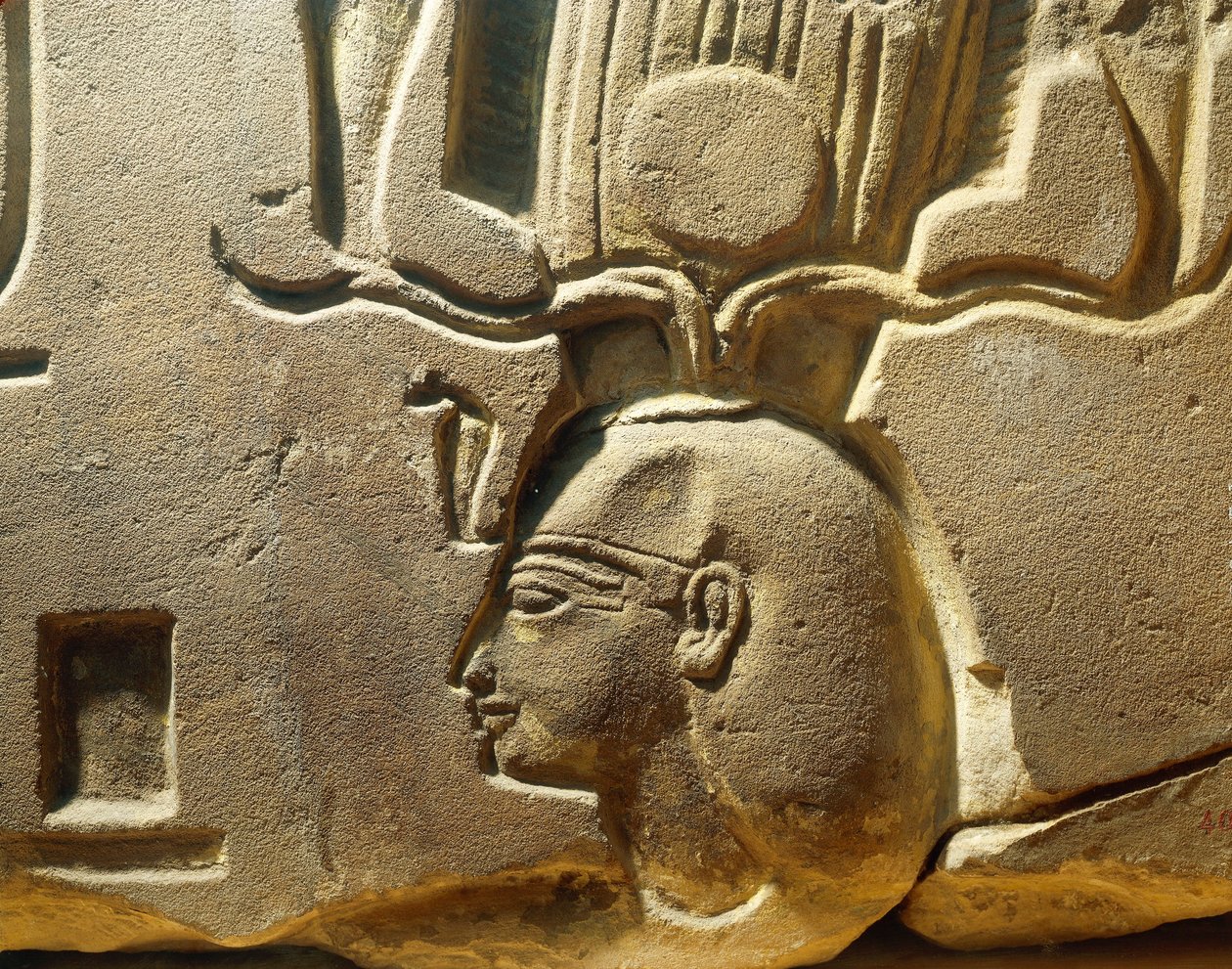 Egypt, Luxor, starověké Théby, údolí Assasif, fragment reliéfu s vyobrazením Ramsese II. a kartuší od Egyptian 19th Dynasty