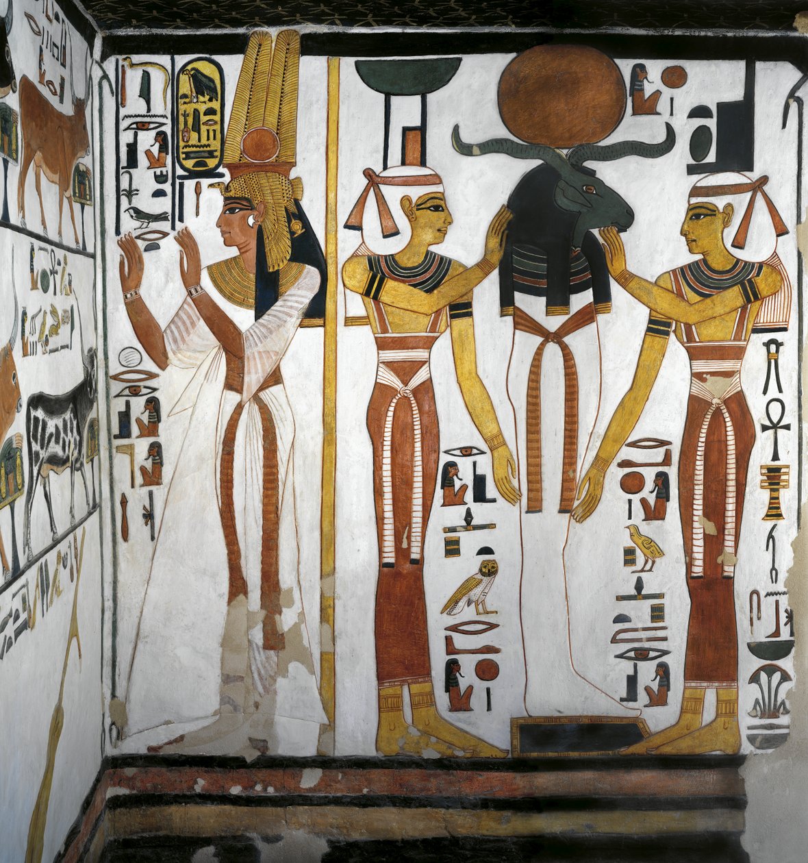 Egypt, Théby, Luxor, Údolí královen, Hrobka Nefertari, Příloha k předsíni, Nástěnné malby, Královna před božskou entitou představující Osirise spočívající v Ra v kruhu bohyní Isis a Nephthy od Egyptian 19th Dynasty