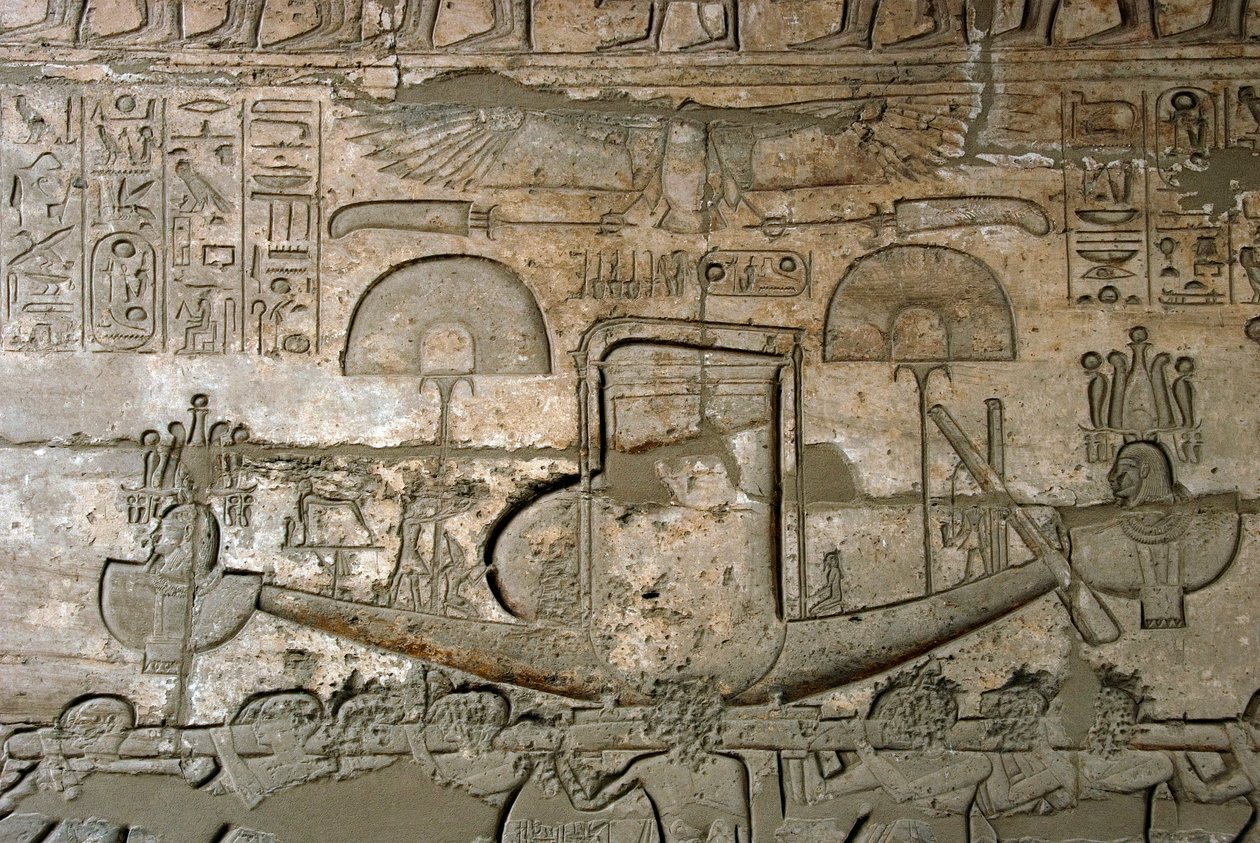 Egyptský starověk: pohled na reliéfy představující průvod posvátné lodi, Pamětní chrám zasvěcený faraonu Ramsesovi II. (1279-1213 př. n. l.), místo Ramasseum (Ramesseum) v Luxoru, Egypt. od Egyptian 19th Dynasty
