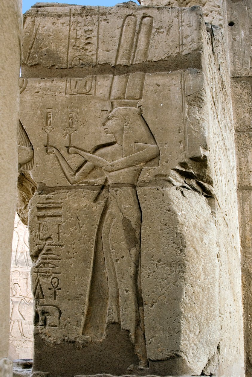 Egyptský starověk: detail reliéfů zobrazujících bohyni Hathor držící v rukou sestry, pohřební chrám zasvěcený faraonu Ramsesovi II. (1279-1213 př. n. l.), místo Ramasseum (Ramesseum) v egyptském Luxoru. od Egyptian 19th Dynasty