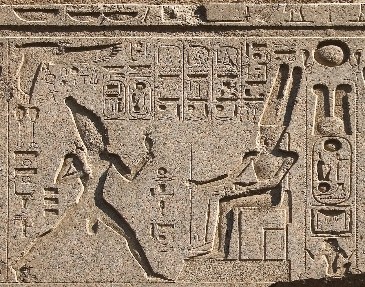 Egyptský starověk: detail architrávu zdobí vyobrazení faraona Ramsese II. uctívajícího boha Amona a hieroglyfy, chrám faraona Ramsese II. (1292-1186 př. n. l.) v Luxoru. Východní břeh (Théby), Egypt od Egyptian 19th Dynasty