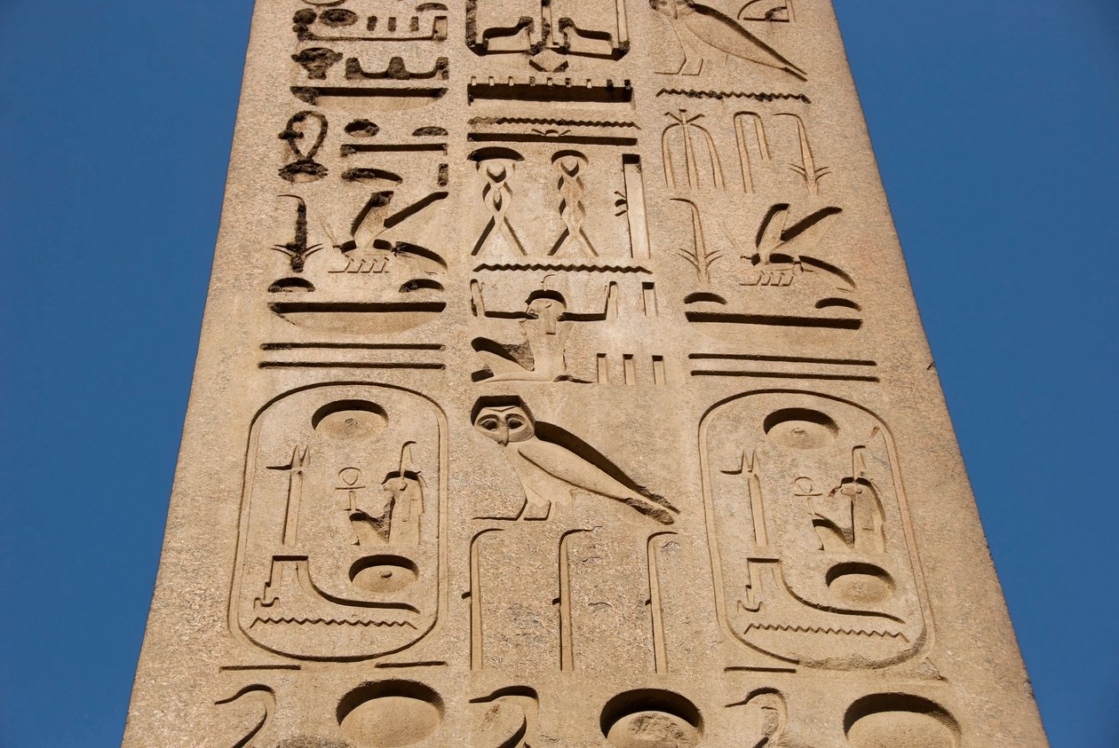 Egyptský starověk: detail hrobu obelisku s nábojnicemi a hieroglyfy, chrám faraona Ramsese II (1292-1186 př.nl) v Luxoru. Východní břeh (Théby), Egypt od Egyptian 19th Dynasty