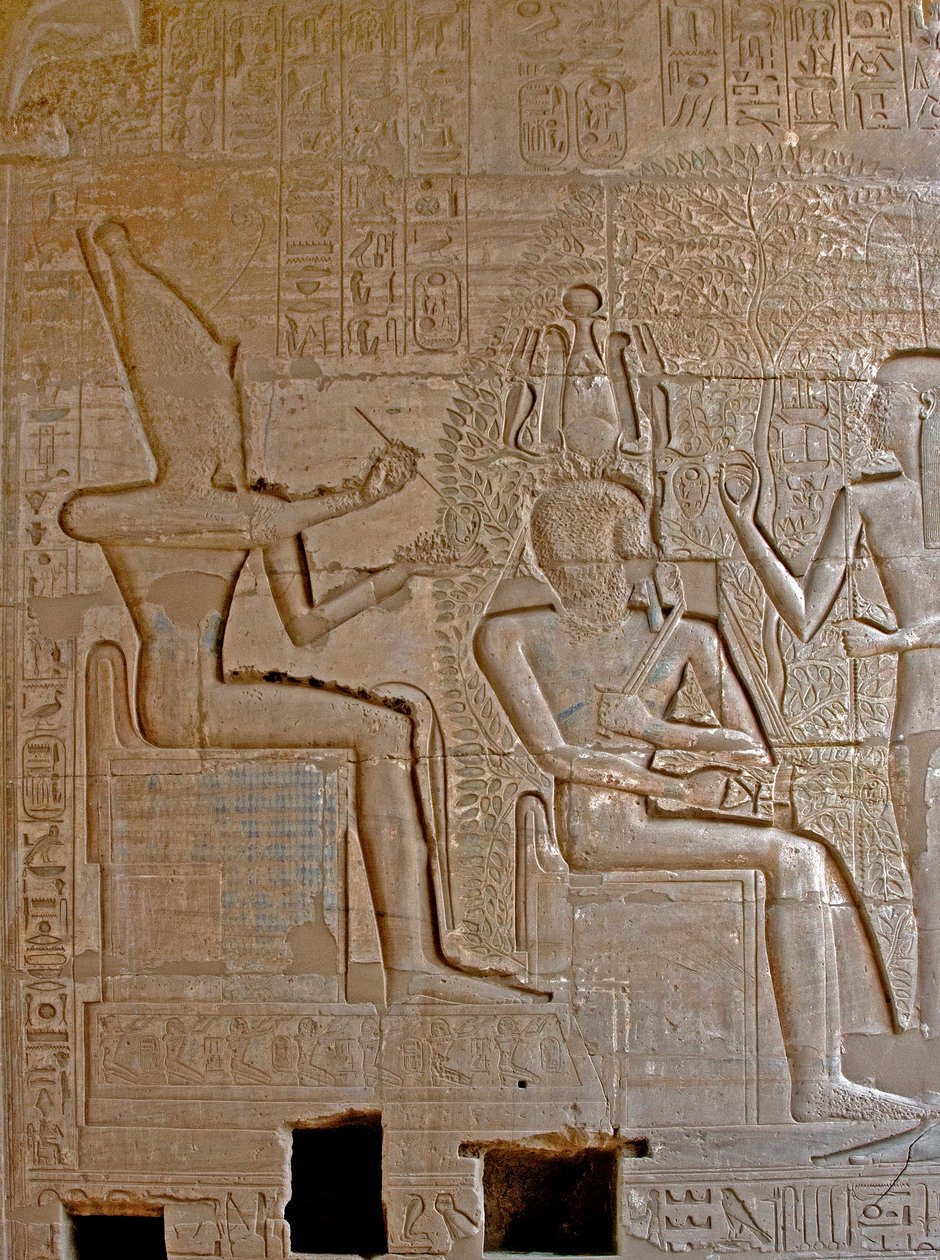 Egyptský starověk: detail reliéfů představujících korunu Ramsese II a požehnání božským písmem Seshat, Pamětní chrám zasvěcený faraonu Ramsesi II. od Egyptian 19th Dynasty