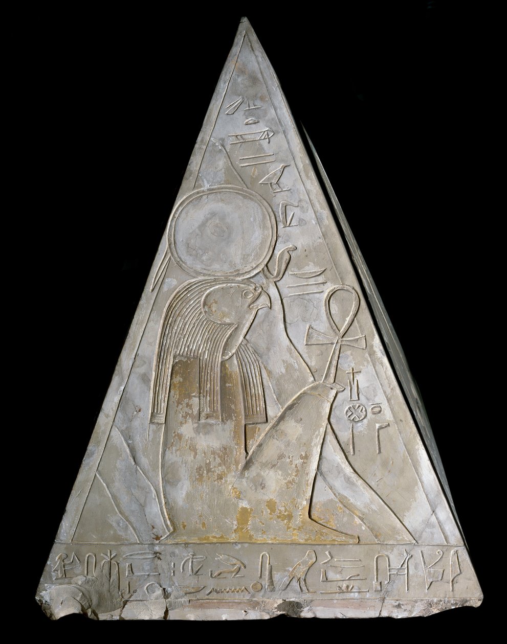 Egyptský starověk: pyramidový hrot kaple v Ramose s vyobrazením božstva zapadajícího slunce Re-Atum (Re Atum nebo Ra-Atum nebo Ra Atum nebo Re Toum). 19. dynastie ((1295-1190 př. n. l.) Deir el Medineh Rozměr v. 70 cm Egyptské muzeum v Turíně od Egyptian 19th Dynasty
