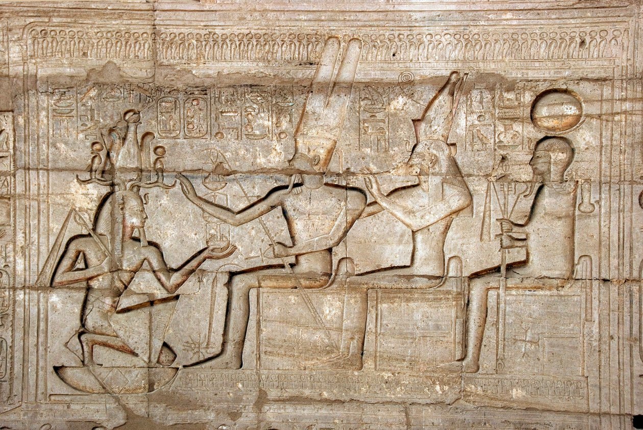 Egyptský starověk: reliéf zobrazující faraona Ramsese II. před božstvy thébské triády Amona, Muta a Khonsua; Pohřební chrám zasvěcený faraonovi Ramsesovi II (1279-1213 př.nl), místo Ramasseum (Ramesseum) v Luxoru, Egypt. od Egyptian 19th Dynasty