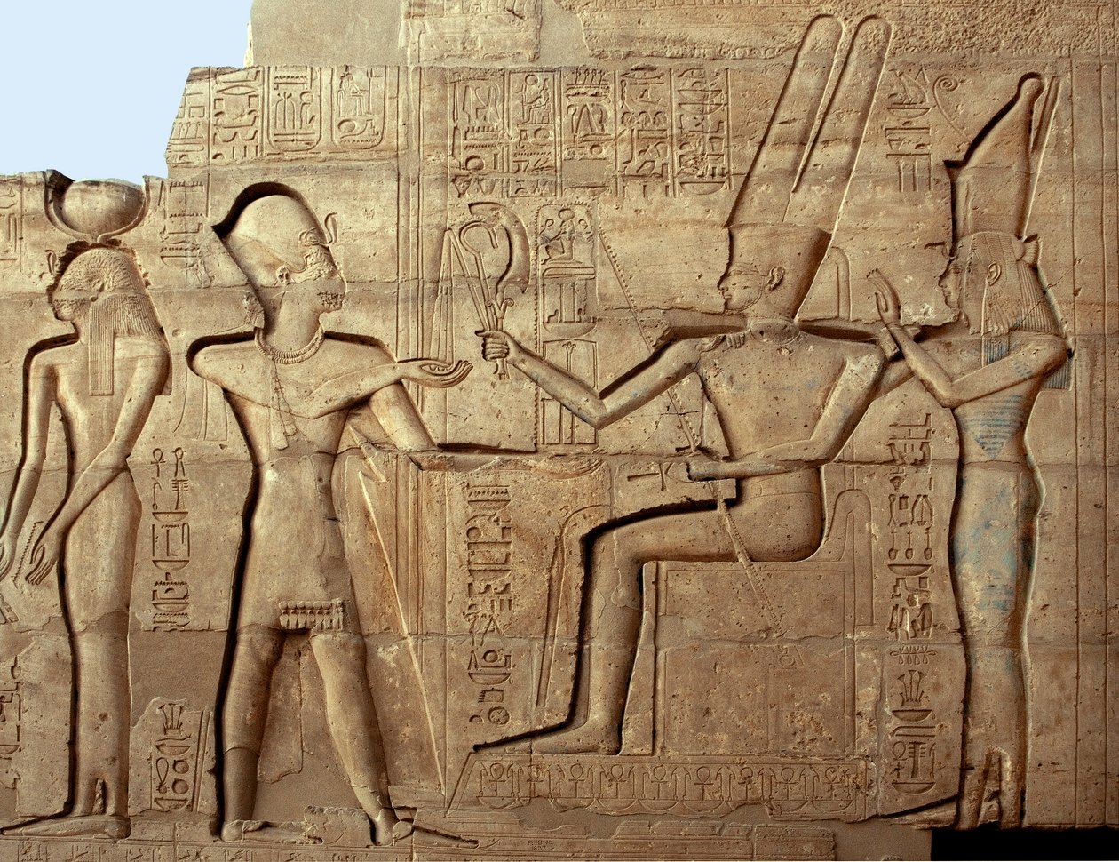 Egyptský starověk: reliéf zobrazující faraona Ramsese II. před dvěma božstvy thébské triády, Amonem a Mutem; Pohřební chrám zasvěcený faraonovi Ramsesovi II (1279-1213 př.nl), místo Ramasseum (Ramesseum) v Luxoru, Egypt. od Egyptian 19th Dynasty