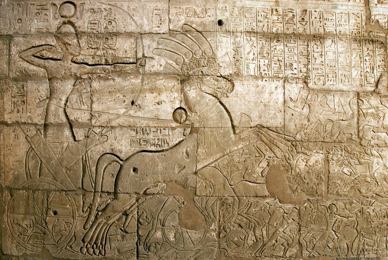 Egyptský starověk: pohled na reliéfy oslavující činy Ramsese II během bitvy u Kádeše v roce 1274 př. n. l., faraon je zastoupen na svém voze, pohřební chrám zasvěcený faraonu Ramsesovi II (1279-1213 př. n. l.), místo Ramasseum (Ramesseum) v L od Egyptian 19th Dynasty