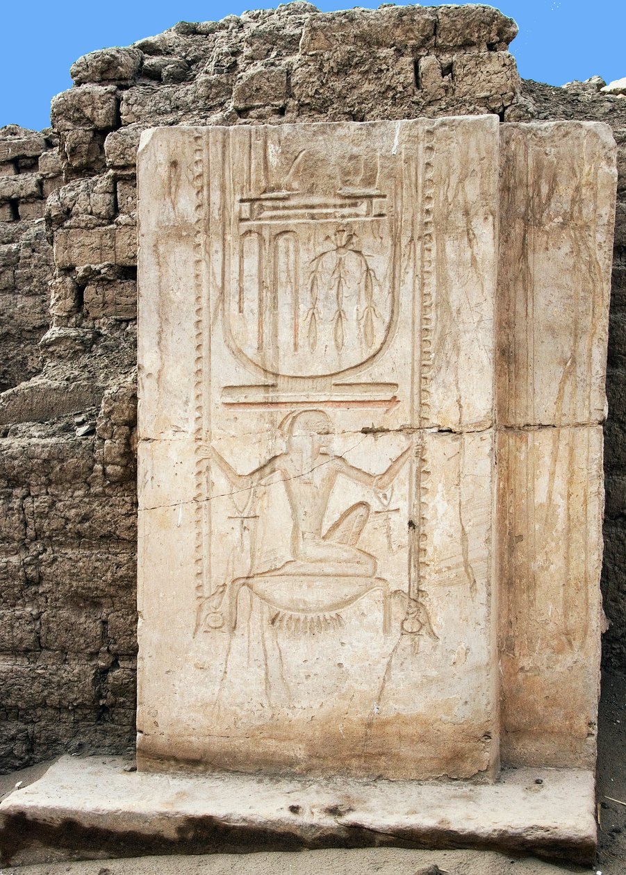 Egyptský starověk: stéla faraona Ramsese II. (1279-1213 př. n. l.) s dlouhověkým slibem, jemu zasvěcený pohřební chrám, místo Ramasseum v egyptském Luxoru. od Egyptian 19th Dynasty