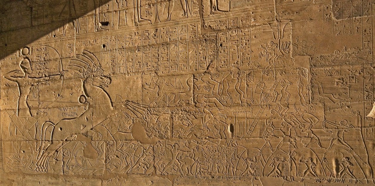 Egyptský starověk: pohled na reliéfy oslavující činy Ramse II během bitvy u Qadesh v roce 1274 př.nl, pohřební chrám zasvěcený faraonu Ramsesovi II. od Egyptian 19th Dynasty