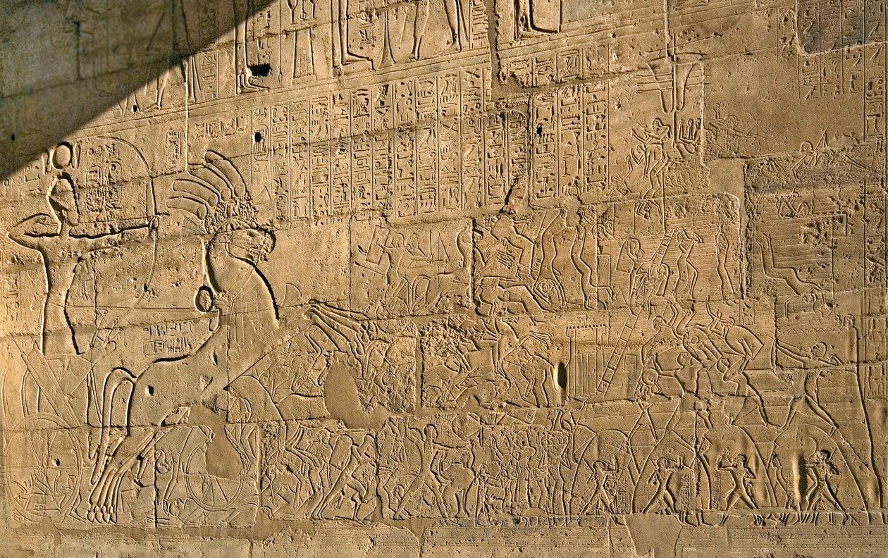 Egyptský starověk: pohled na reliéfy oslavující činy Ramsese II během bitvy u Kádeše v roce 1274 př. n. l., Pamětní chrám zasvěcený faraonu Ramsesovi II. (1279-1213 př. n. l.), místo Ramassea (Ramesseum) v Luxoru, Egypt. od Egyptian 19th Dynasty