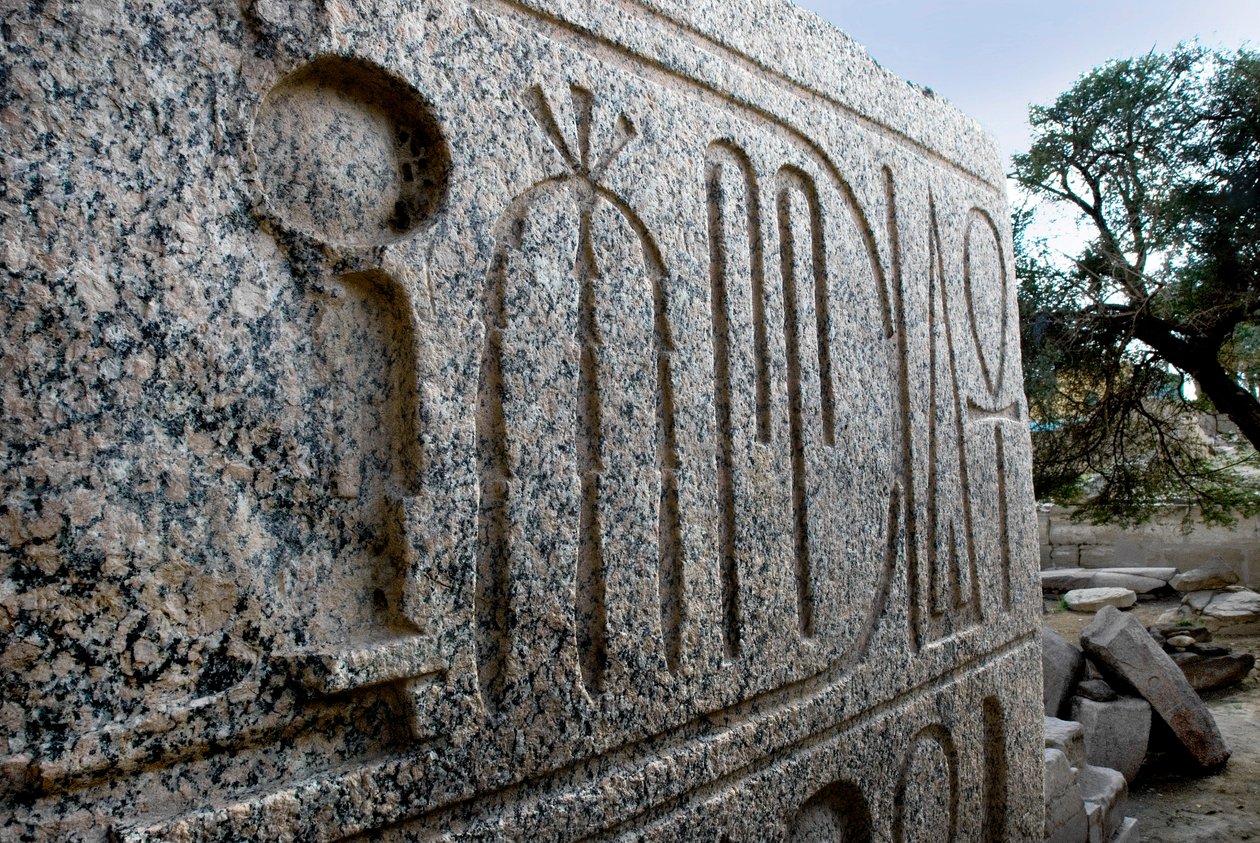Egyptská antiquitis: podstavec kolosální žulové sochy Asuánu faraona Ramsese II.; Pohřební chrám zasvěcený faraonu Ramsesovi II od Egyptian 19th Dynasty