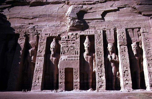 Fasáda chrámu královny Nefertari, Nová říše, cca 1250 př.nl (foto) (podrobnosti viz 118458) od Egyptian 19th Dynasty
