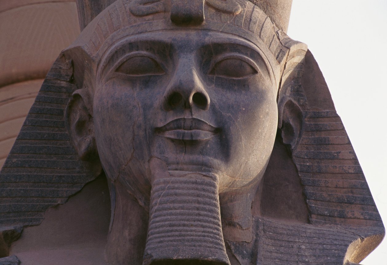 Tvář sochy sedícího Ramsese II., thébská nekropole (Seznam světového dědictví UNESCO) od Egyptian 19th Dynasty