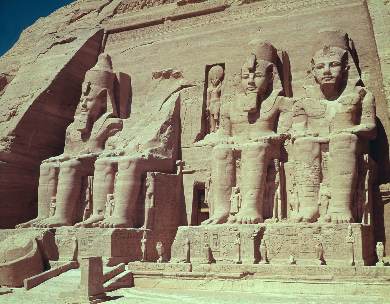 Čtyři kolosální postavy krále z chrámu Ramsese II., Nová říše, asi 1279-1213 př. n. l. od Egyptian 19th Dynasty