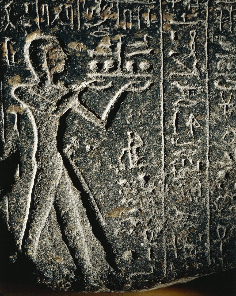 Žulová socha zobrazující prince Merneptaha při uctívání, zasvěcená bohu Ptahovi od Egyptian 19th Dynasty