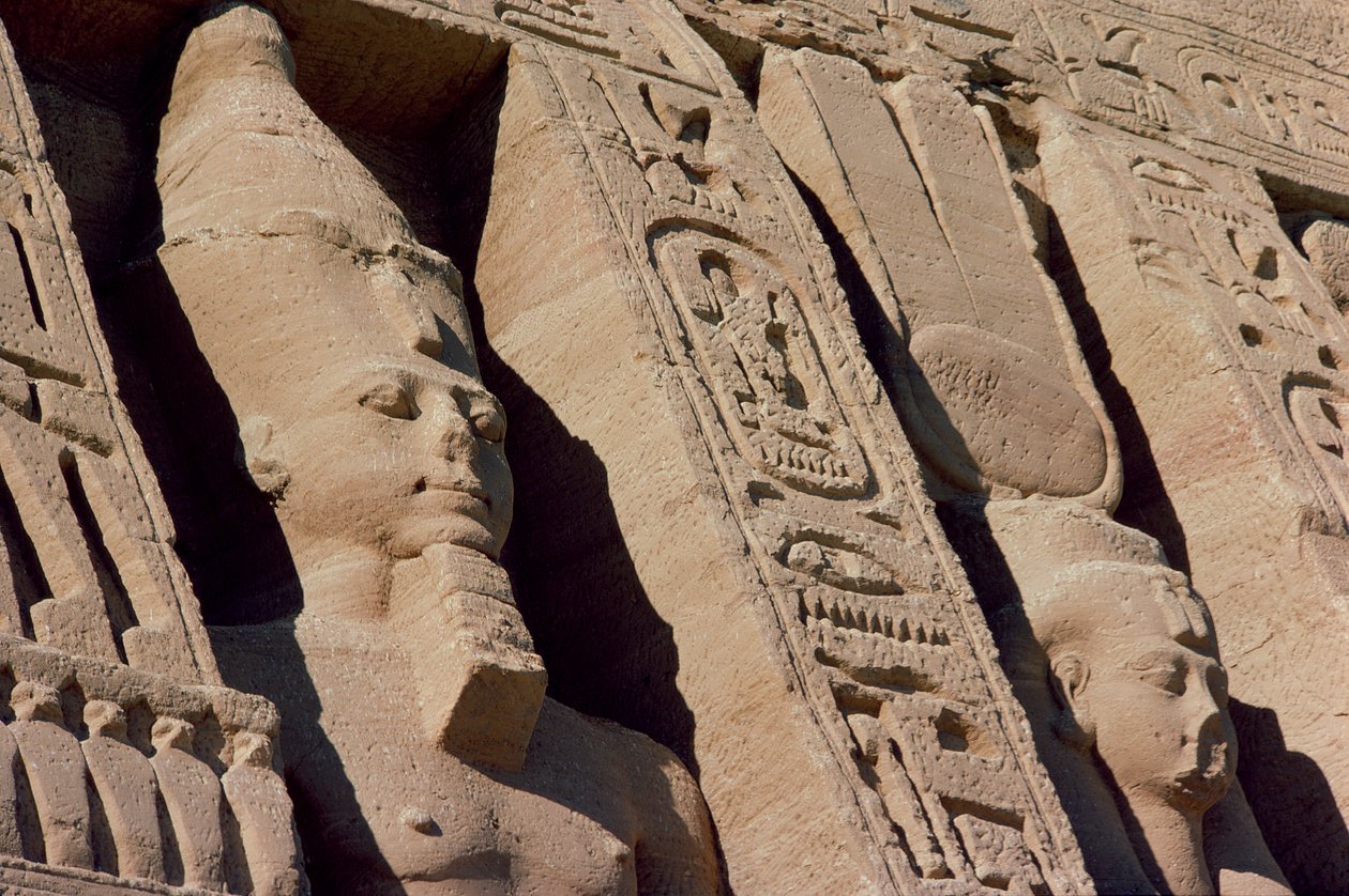 Hlavy Ramesse II (1279-1213) a Hathor/Nefertari na průčelí chrámu královny Nefertari, Nová říše, cca 1250 př. n. l. (foto) (detail 118459) od Egyptian 19th Dynasty