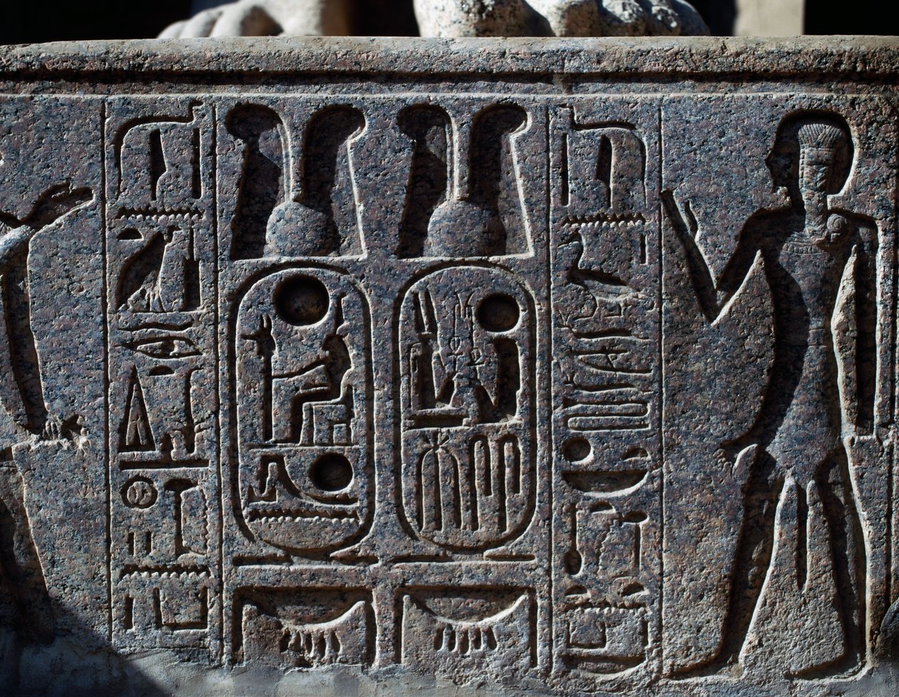 Hieroglyfy, detail kopyta kolosální sochy krále, nádvoří Ramsese II., Amonův chrám (Seznam světového dědictví UNESCO) od Egyptian 19th Dynasty