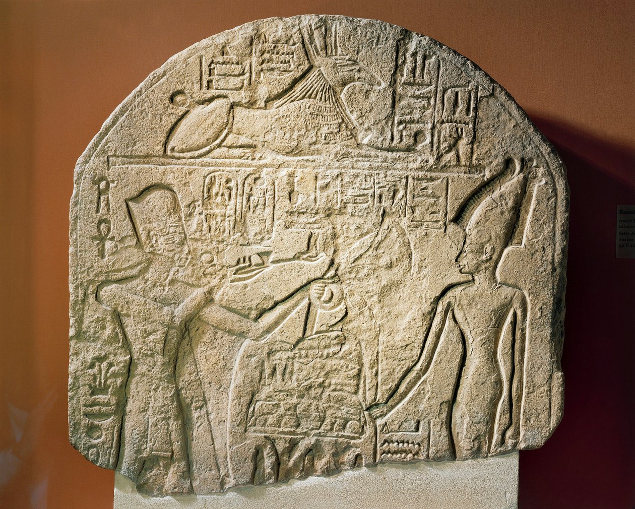 Vápencová stéla zobrazující Ramsese II., jak obětuje kadidlo a papyrus bohyni Astarte. od Egyptian 19th Dynasty