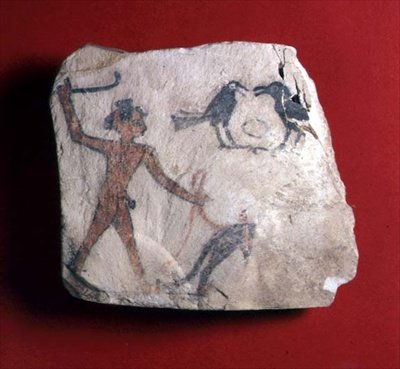 Ostracon s náčrtem zobrazujícím chlapce, který řídí zvíře, pravděpodobně paviána, aby sbíral ovoce se dvěma vránami, Nová říše, asi 1303-1224 př.nl (malovaný vápenec) od Egyptian 19th Dynasty